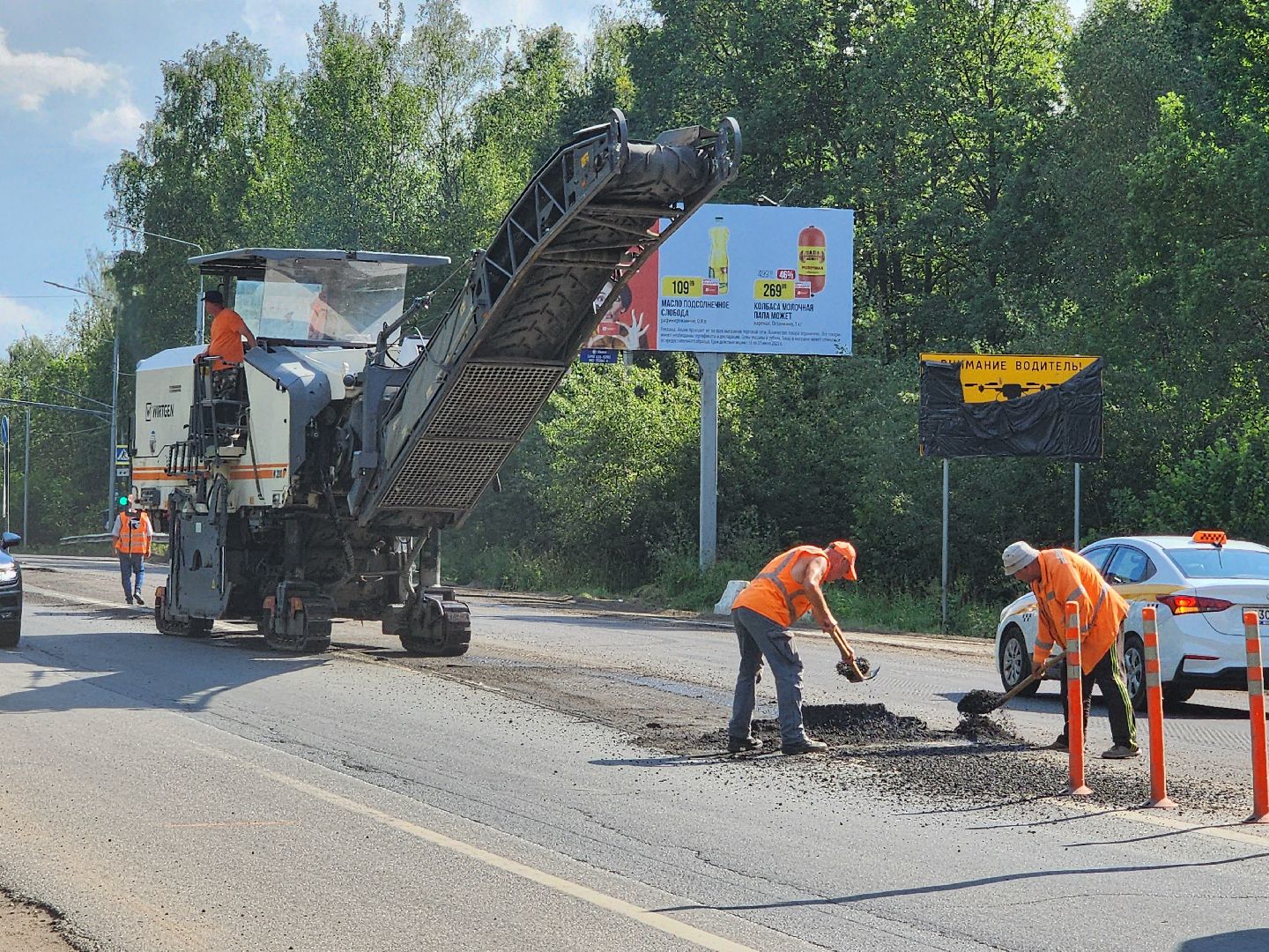 чехов, деревня манушкино, старое симферопольское шоссе, дорожный ремонт, капремонт проезжей части, замена асфальта, удаление старого покрытия, фрезерная машина, самосвалы, госпрограмма московской области, развитие дорожного комплекса,