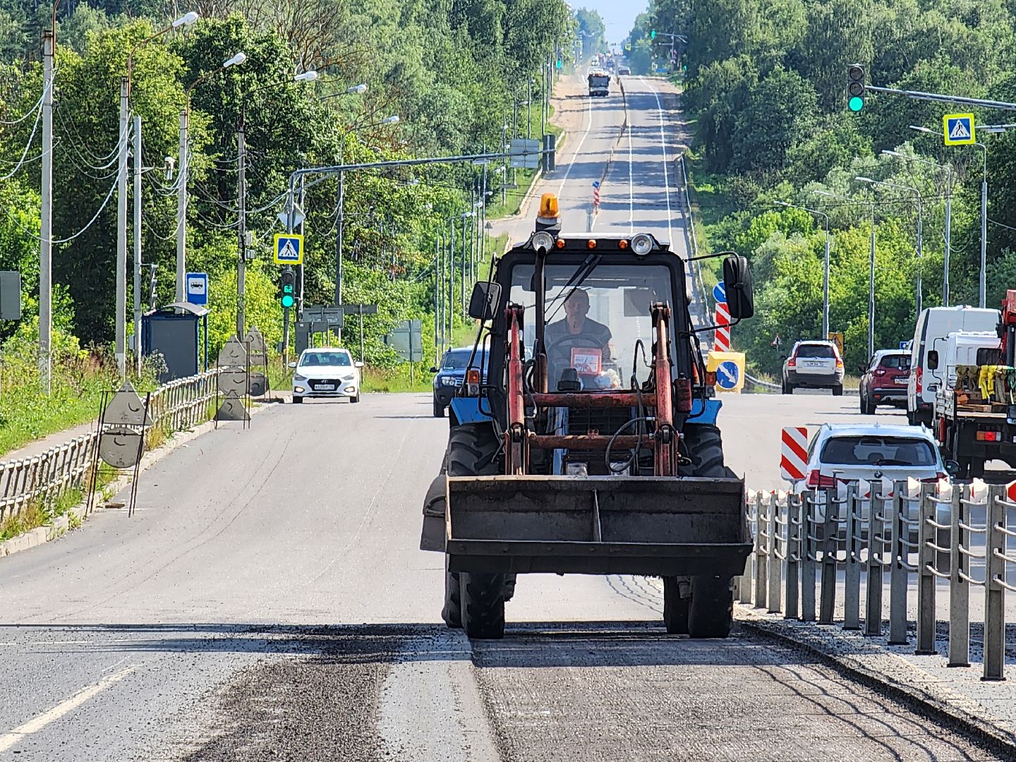 чехов, деревня манушкино, старое симферопольское шоссе, дорожный ремонт, капремонт проезжей части, замена асфальта, удаление старого покрытия, фрезерная машина, самосвалы, госпрограмма московской области, развитие дорожного комплекса,
