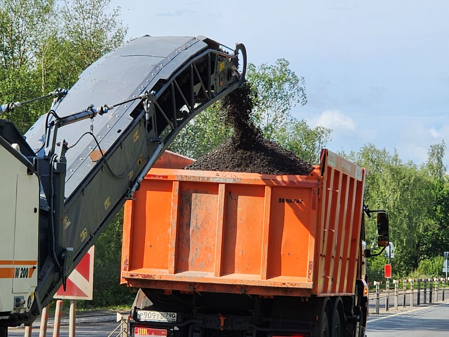 чехов, деревня манушкино, старое симферопольское шоссе, дорожный ремонт, капремонт проезжей части, замена асфальта, удаление старого покрытия, фрезерная машина, самосвалы, госпрограмма московской области, развитие дорожного комплекса,