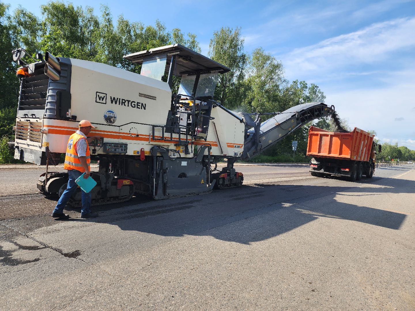 чехов, деревня манушкино, старое симферопольское шоссе, дорожный ремонт, капремонт проезжей части, замена асфальта, удаление старого покрытия, фрезерная машина, самосвалы, госпрограмма московской области, развитие дорожного комплекса,