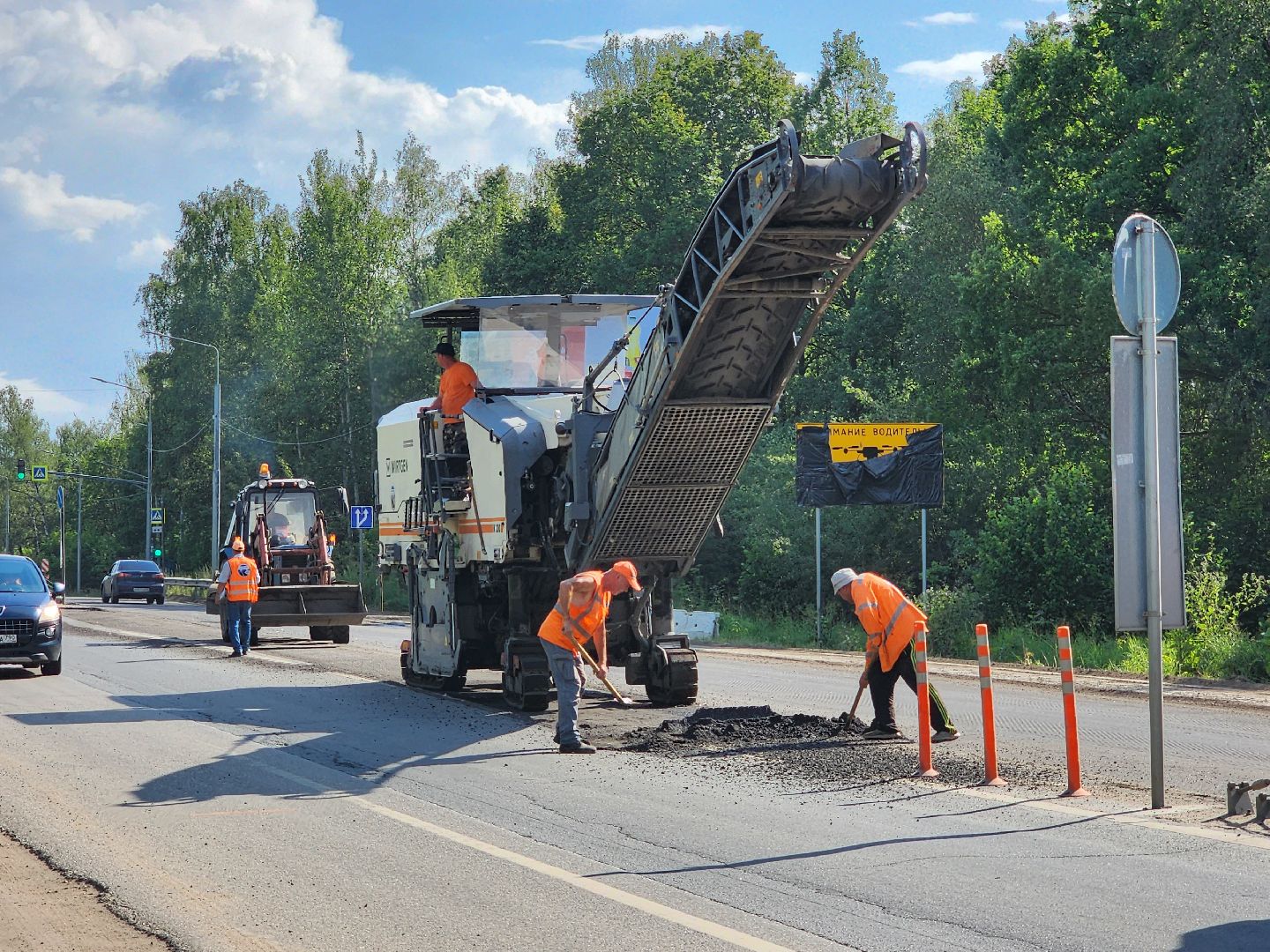 чехов, деревня манушкино, старое симферопольское шоссе, дорожный ремонт, капремонт проезжей части, замена асфальта, удаление старого покрытия, фрезерная машина, самосвалы, госпрограмма московской области, развитие дорожного комплекса,
