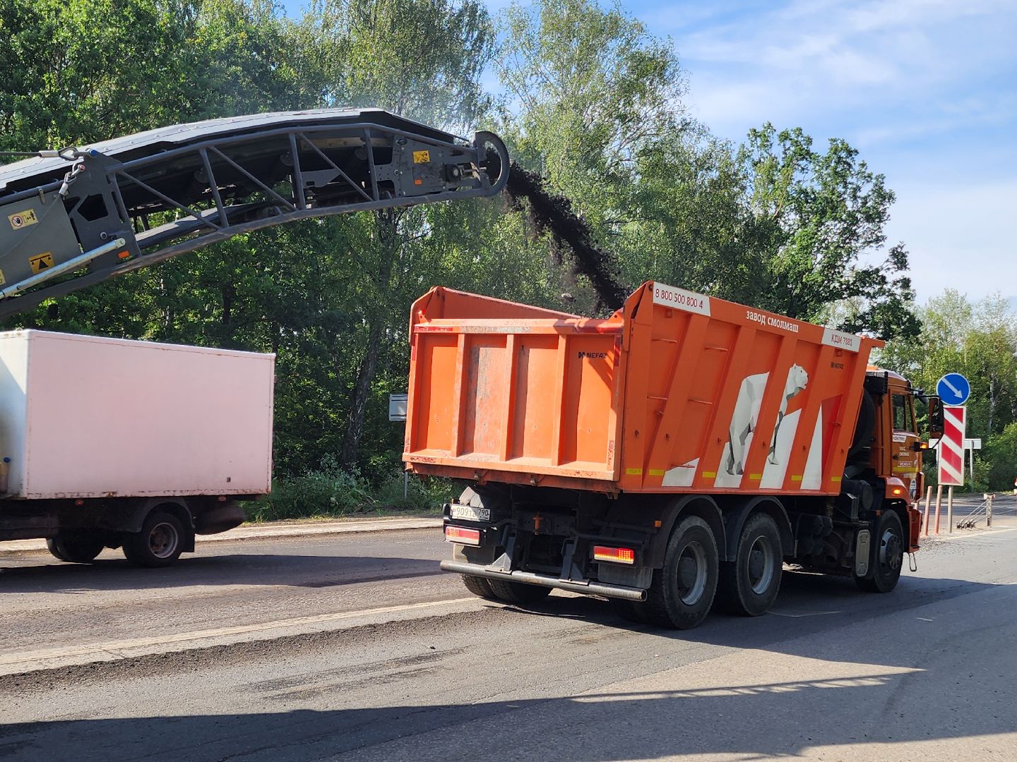 чехов, деревня манушкино, старое симферопольское шоссе, дорожный ремонт, капремонт проезжей части, замена асфальта, удаление старого покрытия, фрезерная машина, самосвалы, госпрограмма московской области, развитие дорожного комплекса,