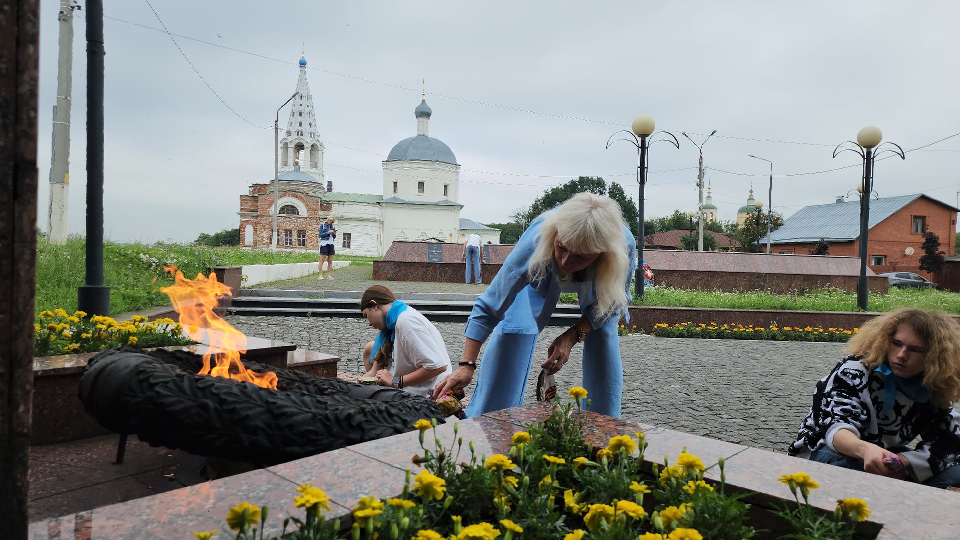 серпухов, подмосковье, уборка памятников,великая отечественная война, мемориал героям великой отечественной войны,