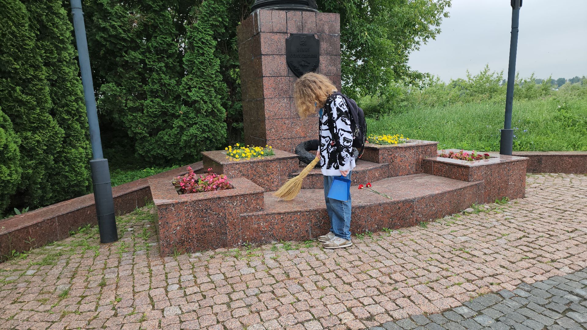 серпухов, подмосковье, уборка памятников,великая отечественная война, мемориал героям великой отечественной войны,