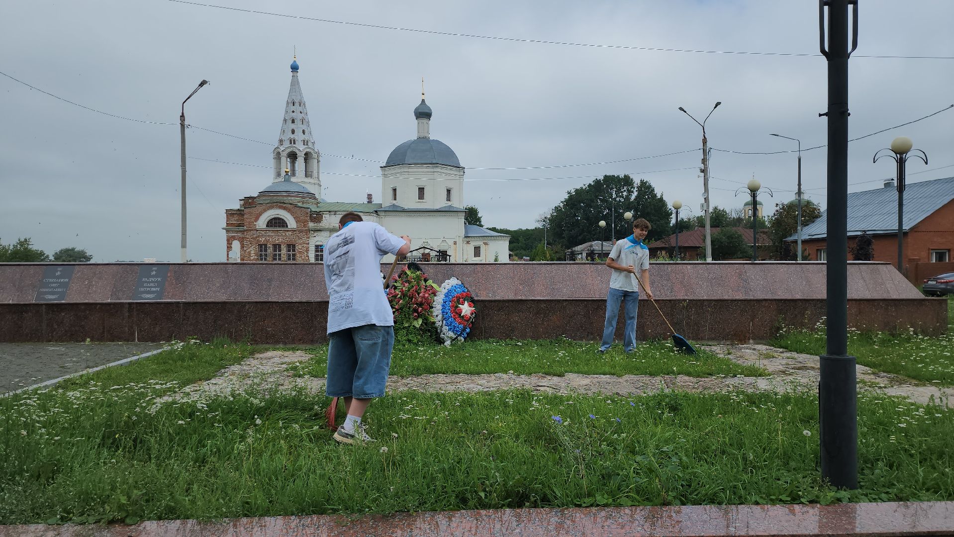 серпухов, подмосковье, уборка памятников,великая отечественная война, мемориал героям великой отечественной войны,