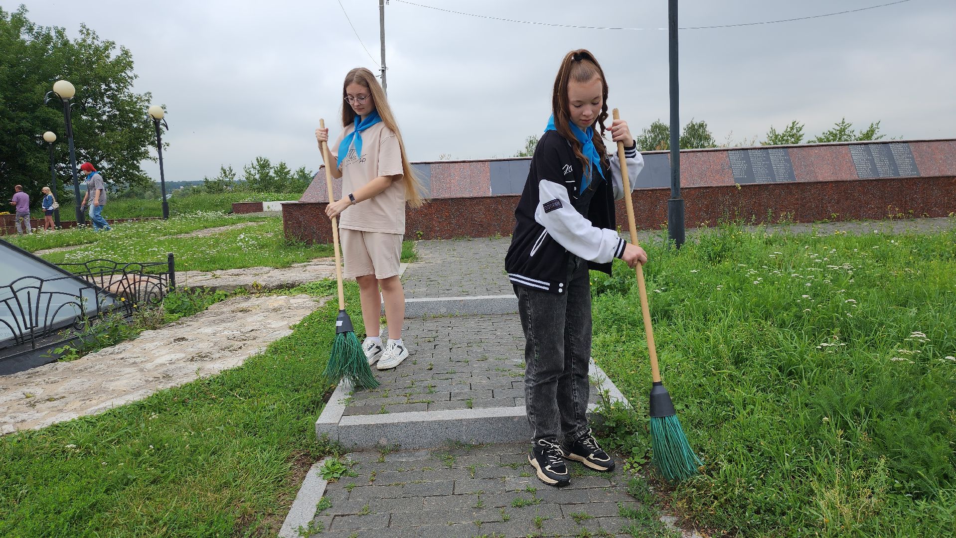 серпухов, подмосковье, уборка памятников,великая отечественная война, мемориал героям великой отечественной войны,