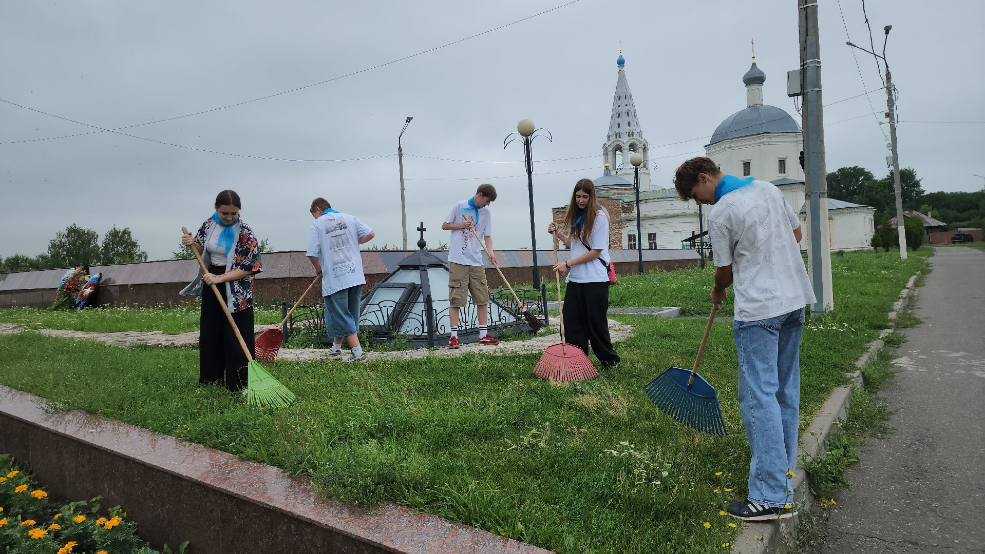 серпухов, подмосковье, уборка памятников,великая отечественная война, мемориал героям великой отечественной войны,