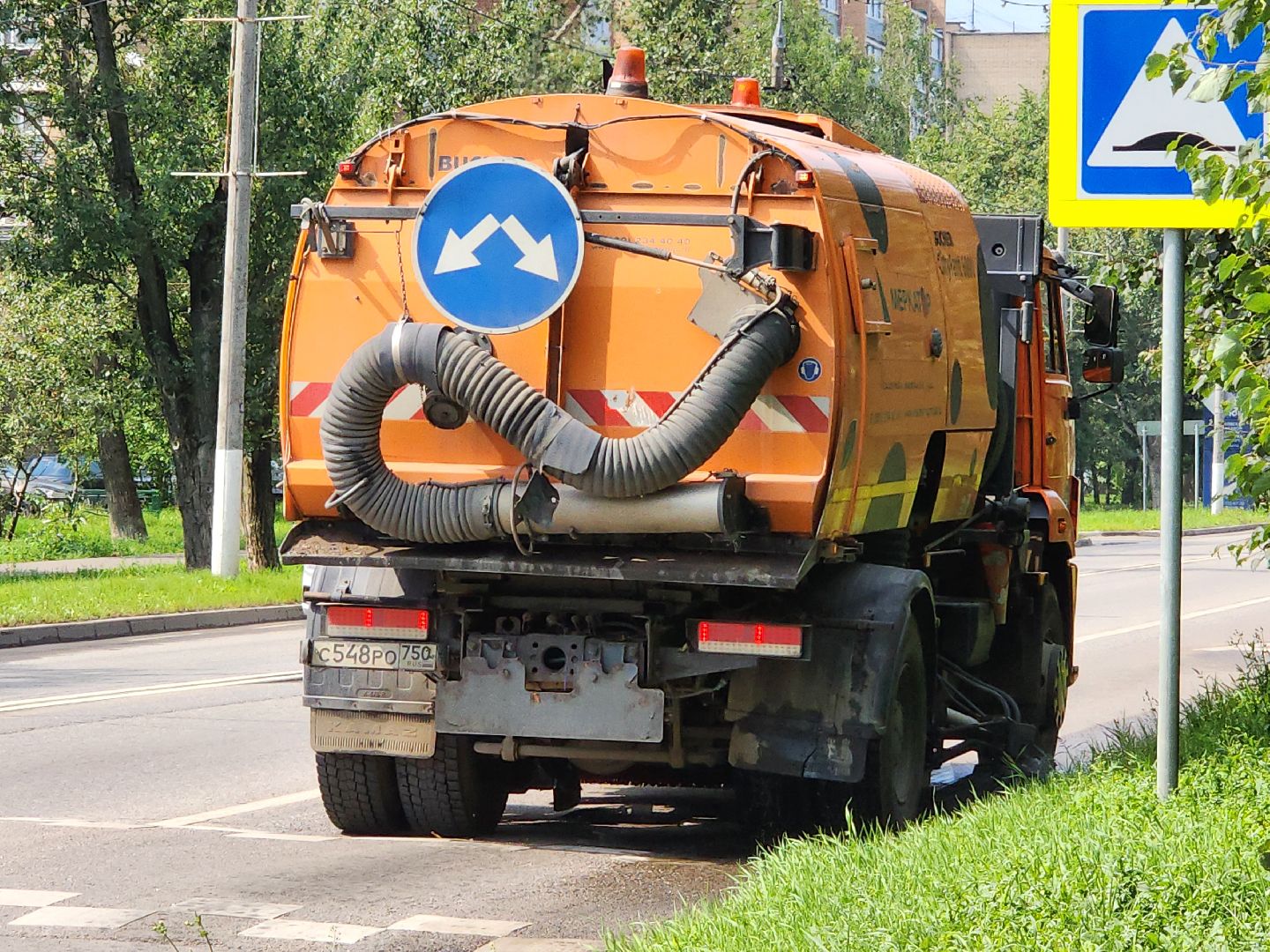 чехов, улица чехова, уборка улицы, очистка проезжей части, увлажнение дороги, мосавтодор, содержание региональных дорог, специальная техника,мбу чеховское благоустройство, уборка дорог местного значения,