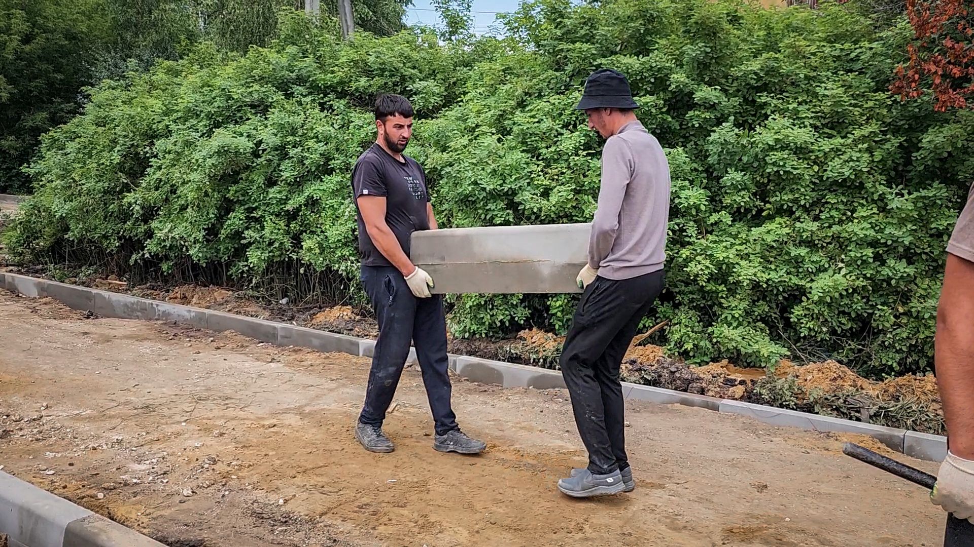 бронницы, благоустройство дворов в бронницах, благоустройство двора на улице советской,установка бордюров, ремонт дороги ,