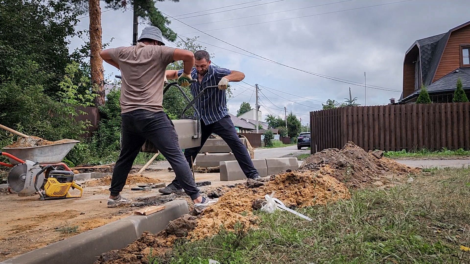 бронницы, благоустройство дворов в бронницах, благоустройство двора на улице советской,установка бордюров, ремонт дороги ,