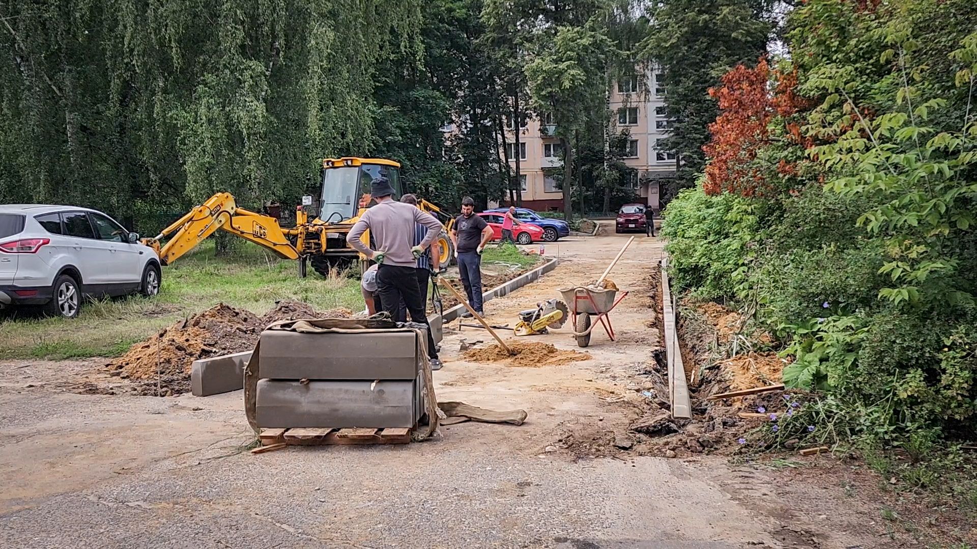 бронницы, благоустройство дворов в бронницах, благоустройство двора на улице советской,установка бордюров, ремонт дороги ,