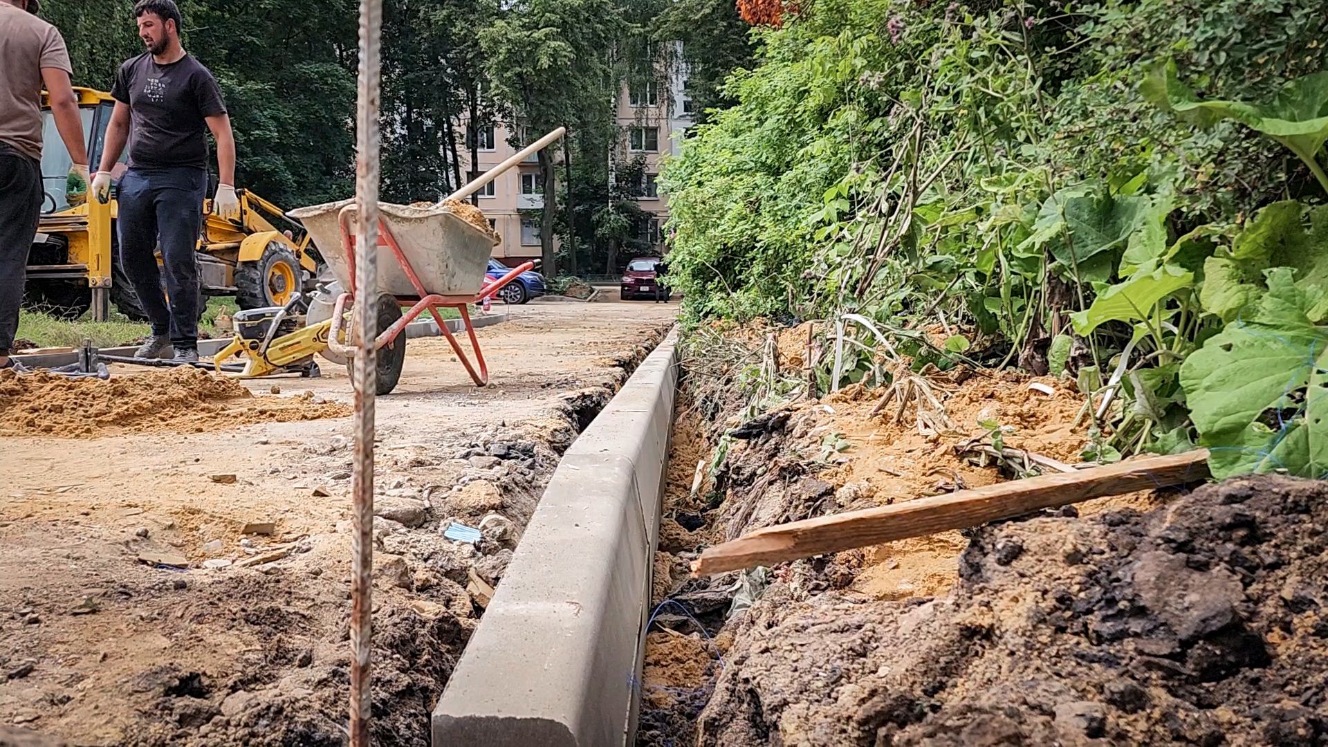 бронницы, благоустройство дворов в бронницах, благоустройство двора на улице советской,установка бордюров, ремонт дороги ,
