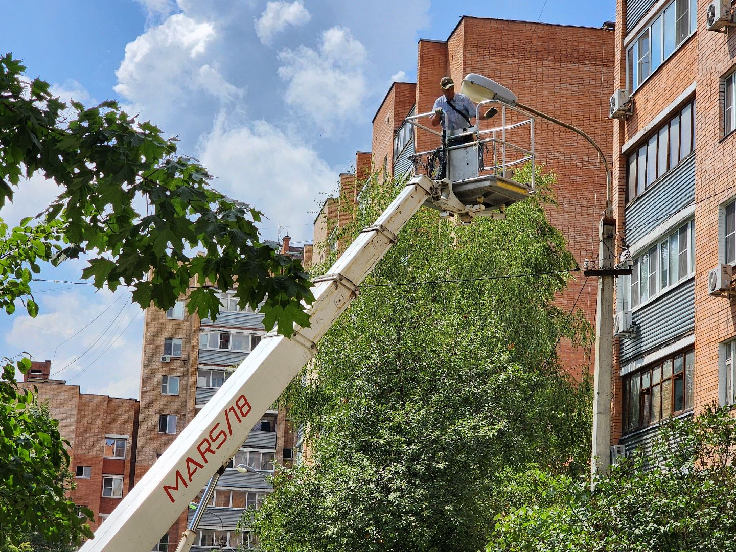 чехов, улица чехова, дворы жилых домов, уличное освещение, наружное освещение, ремонт, замена фонарей, энергосберегающие лампы, ремонт электропроводки, восстановление освещения, заявки жителей, добродел, мбу чеховское благоустройство,