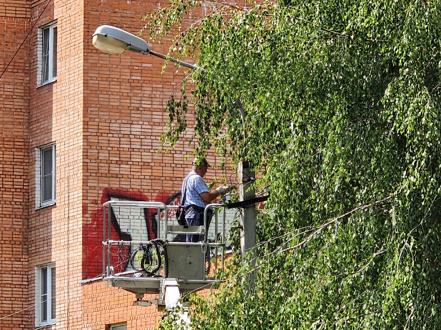 чехов, улица чехова, дворы жилых домов, уличное освещение, наружное освещение, ремонт, замена фонарей, энергосберегающие лампы, ремонт электропроводки, восстановление освещения, заявки жителей, добродел, мбу чеховское благоустройство,