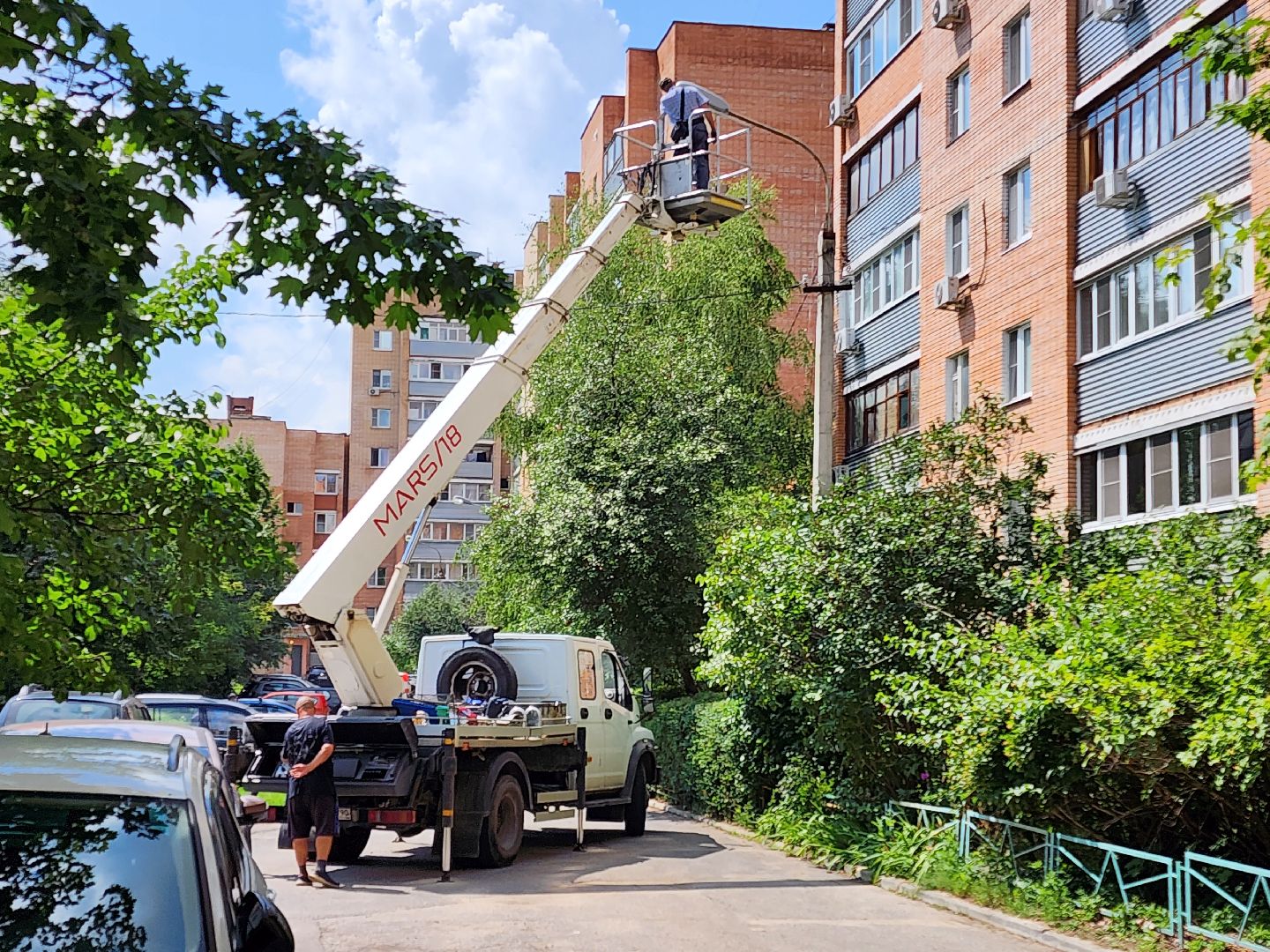 чехов, улица чехова, дворы жилых домов, уличное освещение, наружное освещение, ремонт, замена фонарей, энергосберегающие лампы, ремонт электропроводки, восстановление освещения, заявки жителей, добродел, мбу чеховское благоустройство,