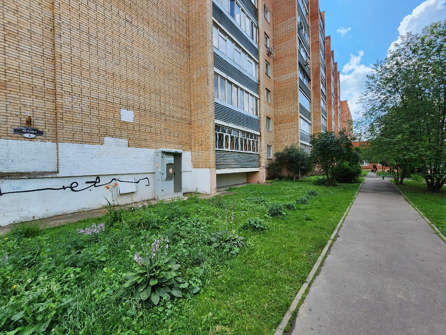 чехов, улица чехова, дворы жилых домов, уличное освещение, наружное освещение, ремонт, замена фонарей, энергосберегающие лампы, ремонт электропроводки, восстановление освещения, заявки жителей, добродел, мбу чеховское благоустройство,