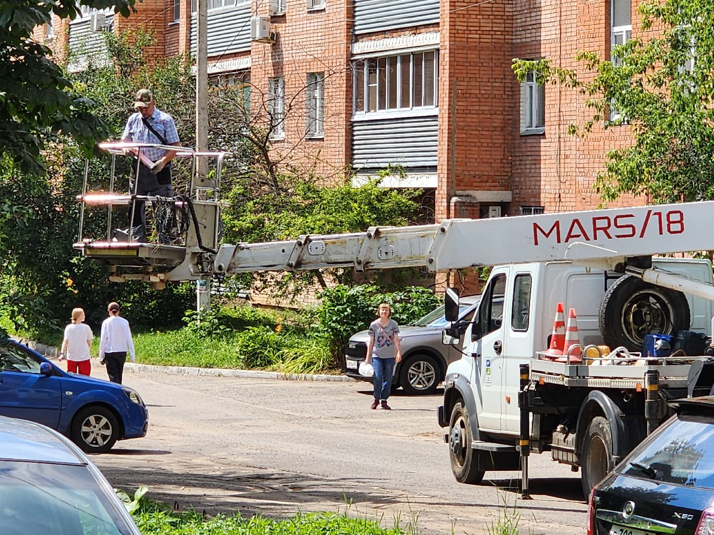 чехов, улица чехова, дворы жилых домов, уличное освещение, наружное освещение, ремонт, замена фонарей, энергосберегающие лампы, ремонт электропроводки, восстановление освещения, заявки жителей, добродел, мбу чеховское благоустройство,