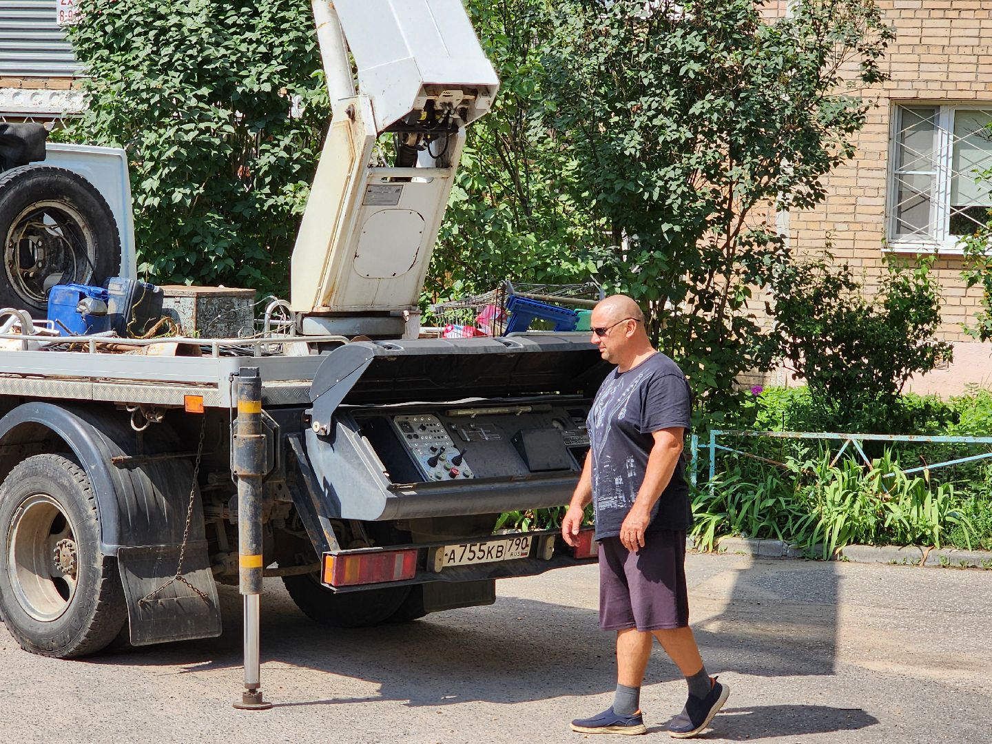 чехов, улица чехова, дворы жилых домов, уличное освещение, наружное освещение, ремонт, замена фонарей, энергосберегающие лампы, ремонт электропроводки, восстановление освещения, заявки жителей, добродел, мбу чеховское благоустройство,
