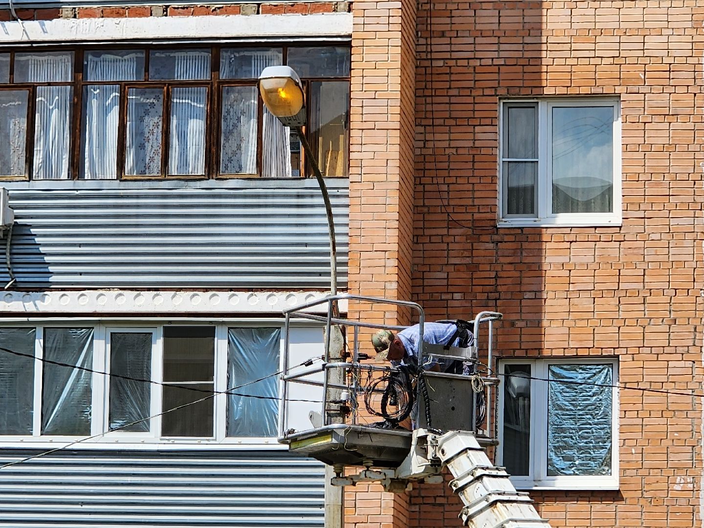 чехов, улица чехова, дворы жилых домов, уличное освещение, наружное освещение, ремонт, замена фонарей, энергосберегающие лампы, ремонт электропроводки, восстановление освещения, заявки жителей, добродел, мбу чеховское благоустройство,