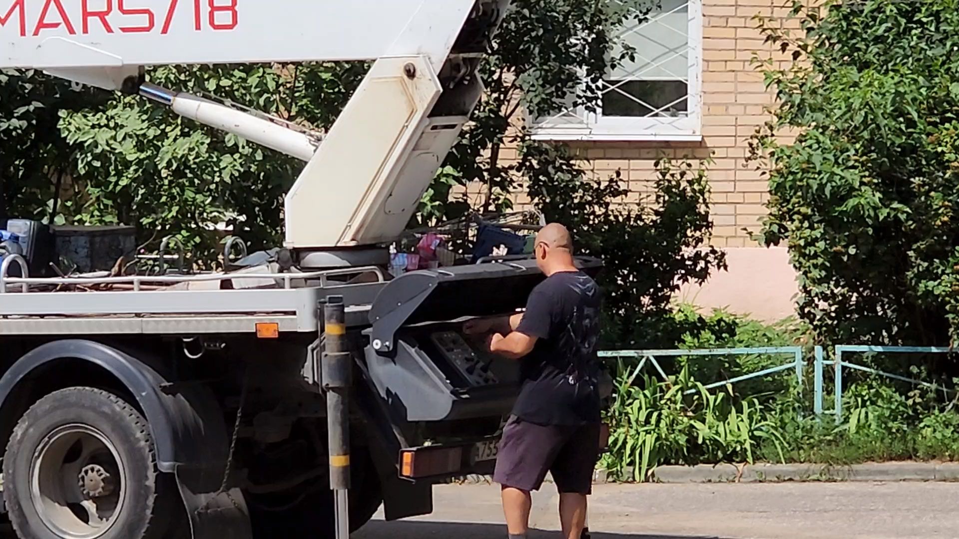 чехов, улица чехова, дворы жилых домов, уличное освещение, наружное освещение, ремонт, замена фонарей, энергосберегающие лампы, ремонт электропроводки, восстановление освещения, заявки жителей, добродел, мбу чеховское благоустройство,