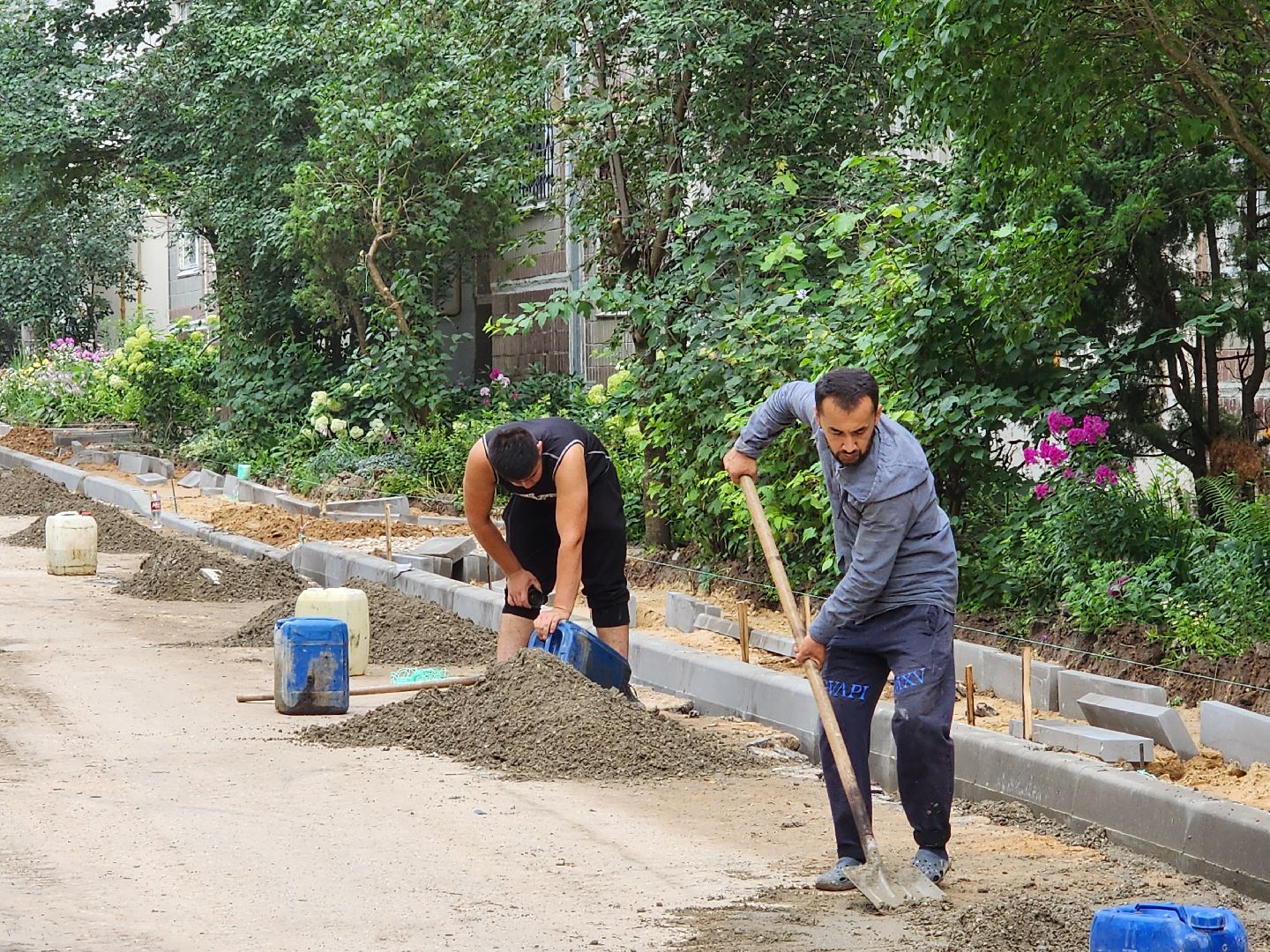 чехов, улица дружбы, комплексное благоустройство двора, пешеходные дорожки, тротуары, проезды, проходы, расширение парковок, новые автостоянки, подготовка оснований, бордюры, асфальтирование, озеленение, госпрограмма московской области, формирование комфортной городской среды,
