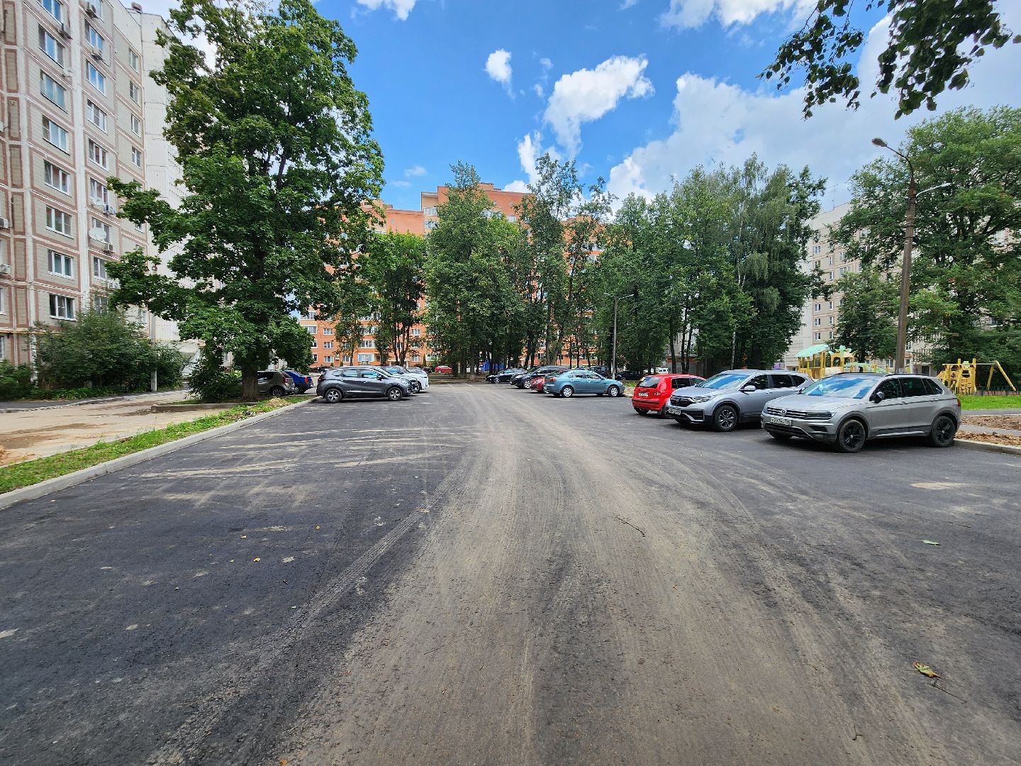 чехов, улица дружбы, комплексное благоустройство двора, пешеходные дорожки, тротуары, проезды, проходы, расширение парковок, новые автостоянки, подготовка оснований, бордюры, асфальтирование, озеленение, госпрограмма московской области, формирование комфортной городской среды,