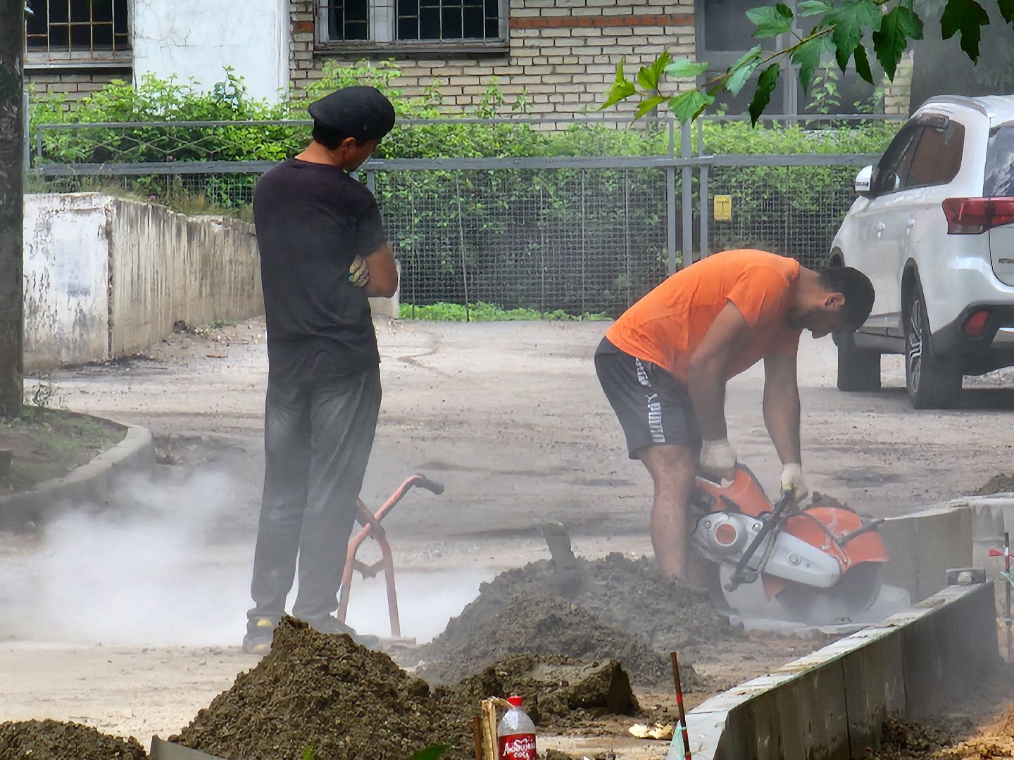 чехов, улица дружбы, комплексное благоустройство двора, пешеходные дорожки, тротуары, проезды, проходы, расширение парковок, новые автостоянки, подготовка оснований, бордюры, асфальтирование, озеленение, госпрограмма московской области, формирование комфортной городской среды,