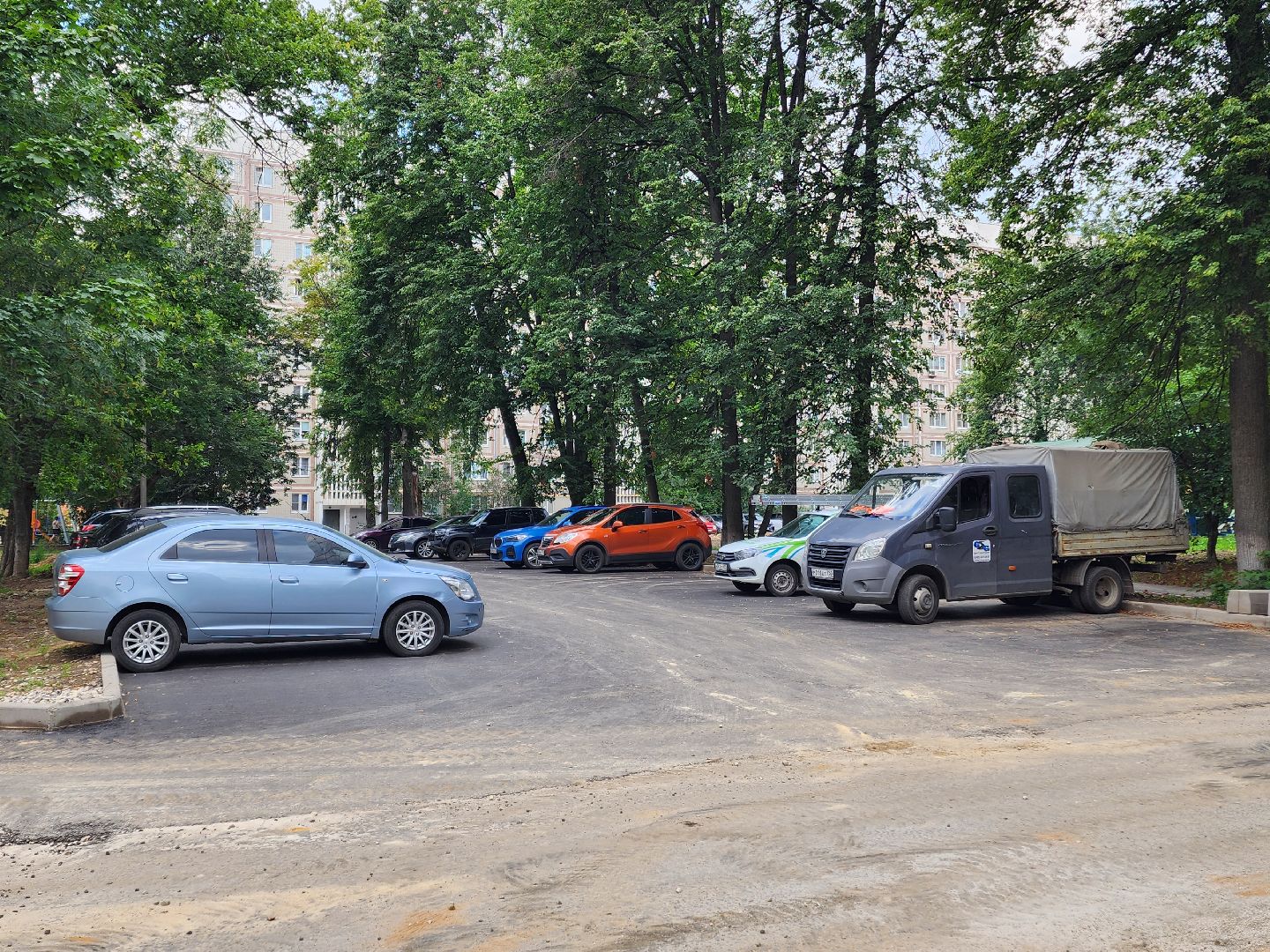 чехов, улица дружбы, комплексное благоустройство двора, пешеходные дорожки, тротуары, проезды, проходы, расширение парковок, новые автостоянки, подготовка оснований, бордюры, асфальтирование, озеленение, госпрограмма московской области, формирование комфортной городской среды,