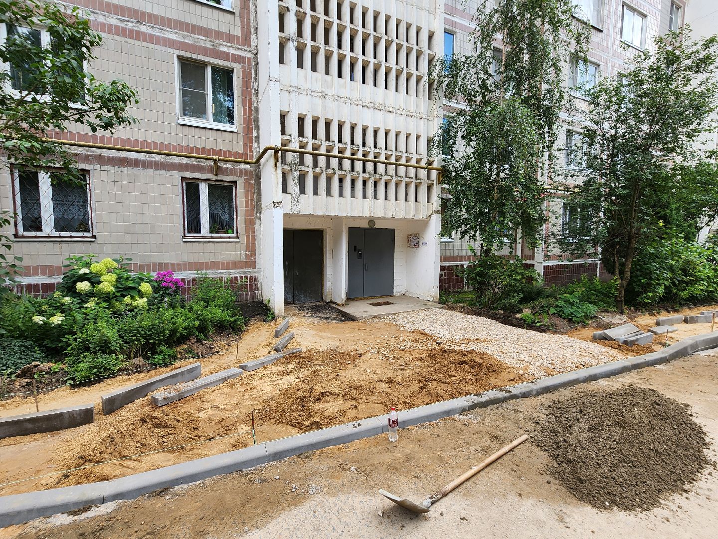 чехов, улица дружбы, комплексное благоустройство двора, пешеходные дорожки, тротуары, проезды, проходы, расширение парковок, новые автостоянки, подготовка оснований, бордюры, асфальтирование, озеленение, госпрограмма московской области, формирование комфортной городской среды,