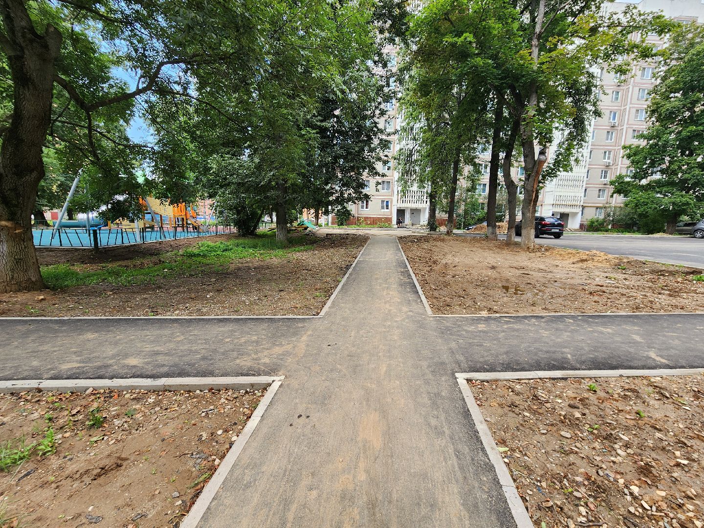 чехов, улица дружбы, комплексное благоустройство двора, пешеходные дорожки, тротуары, проезды, проходы, расширение парковок, новые автостоянки, подготовка оснований, бордюры, асфальтирование, озеленение, госпрограмма московской области, формирование комфортной городской среды,