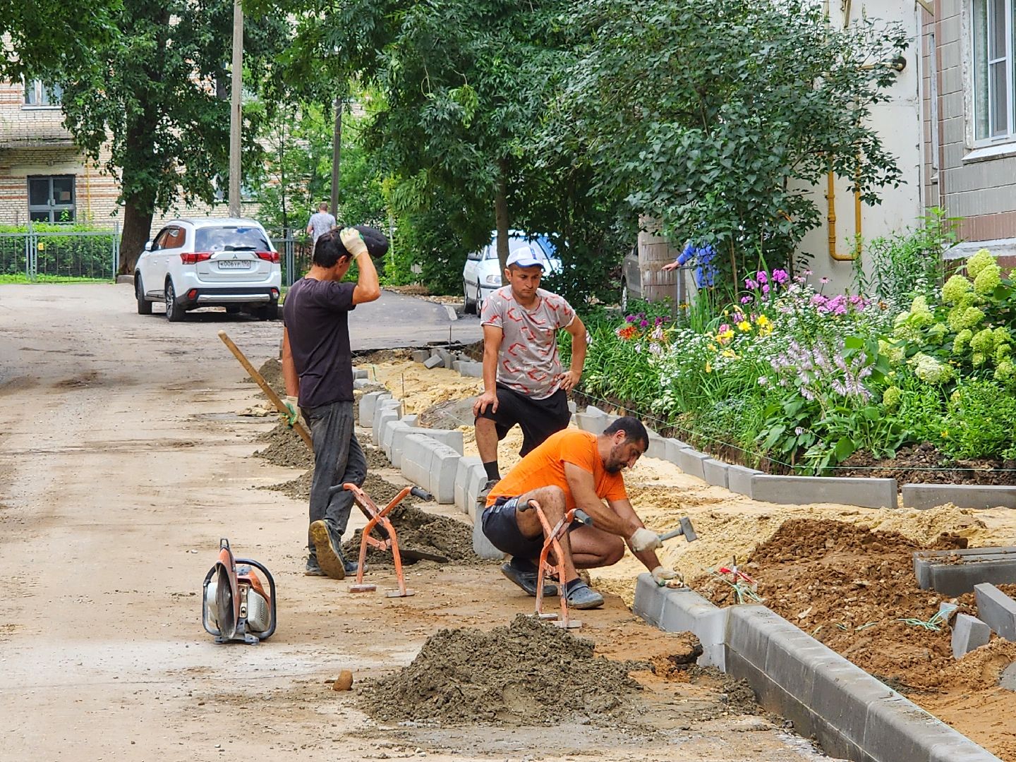 чехов, улица дружбы, комплексное благоустройство двора, пешеходные дорожки, тротуары, проезды, проходы, расширение парковок, новые автостоянки, подготовка оснований, бордюры, асфальтирование, озеленение, госпрограмма московской области, формирование комфортной городской среды,