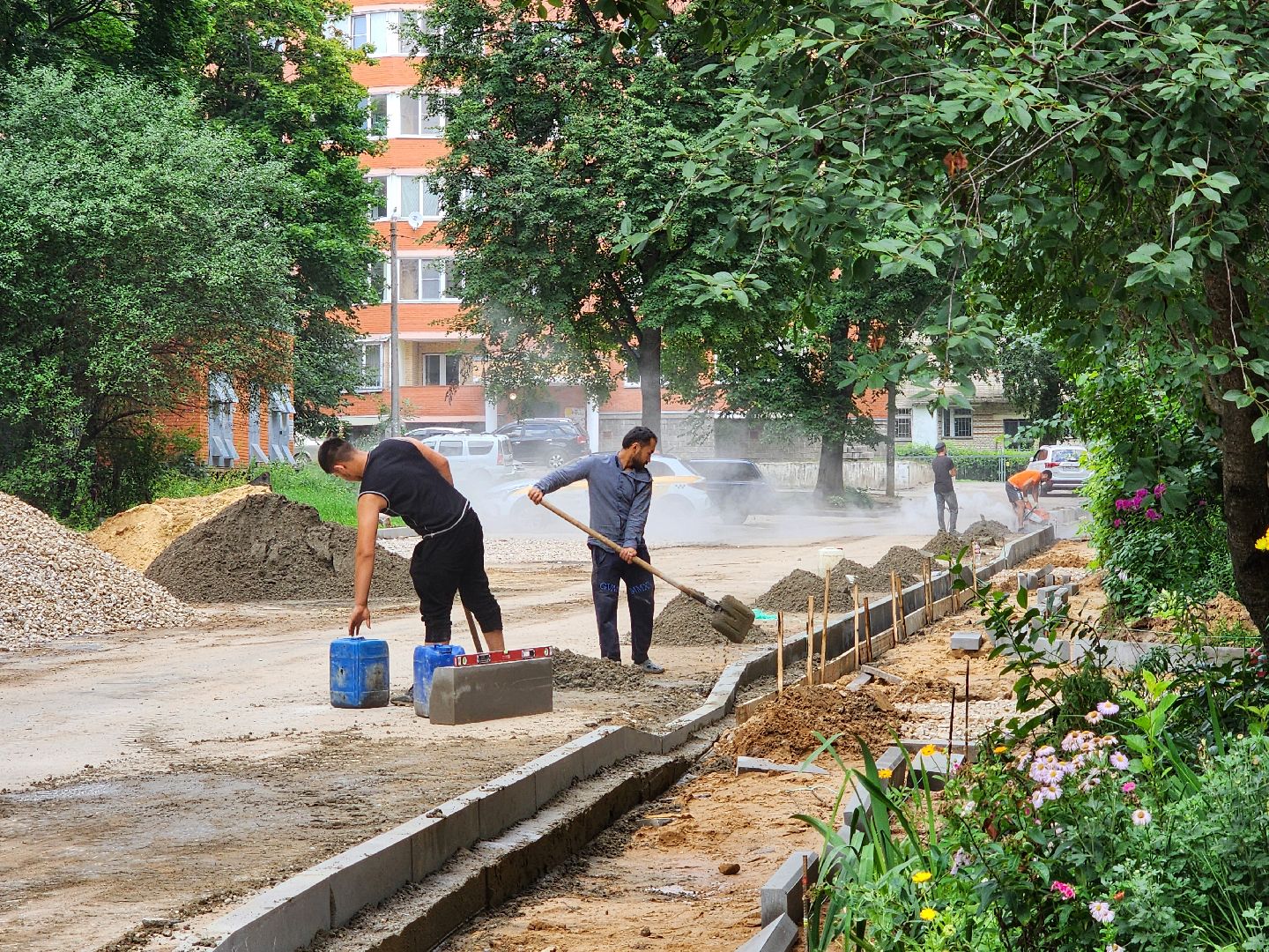 чехов, улица дружбы, комплексное благоустройство двора, пешеходные дорожки, тротуары, проезды, проходы, расширение парковок, новые автостоянки, подготовка оснований, бордюры, асфальтирование, озеленение, госпрограмма московской области, формирование комфортной городской среды,