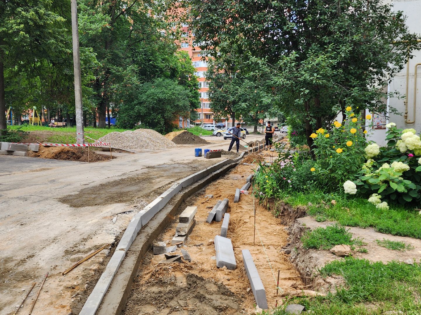 чехов, улица дружбы, комплексное благоустройство двора, пешеходные дорожки, тротуары, проезды, проходы, расширение парковок, новые автостоянки, подготовка оснований, бордюры, асфальтирование, озеленение, госпрограмма московской области, формирование комфортной городской среды,