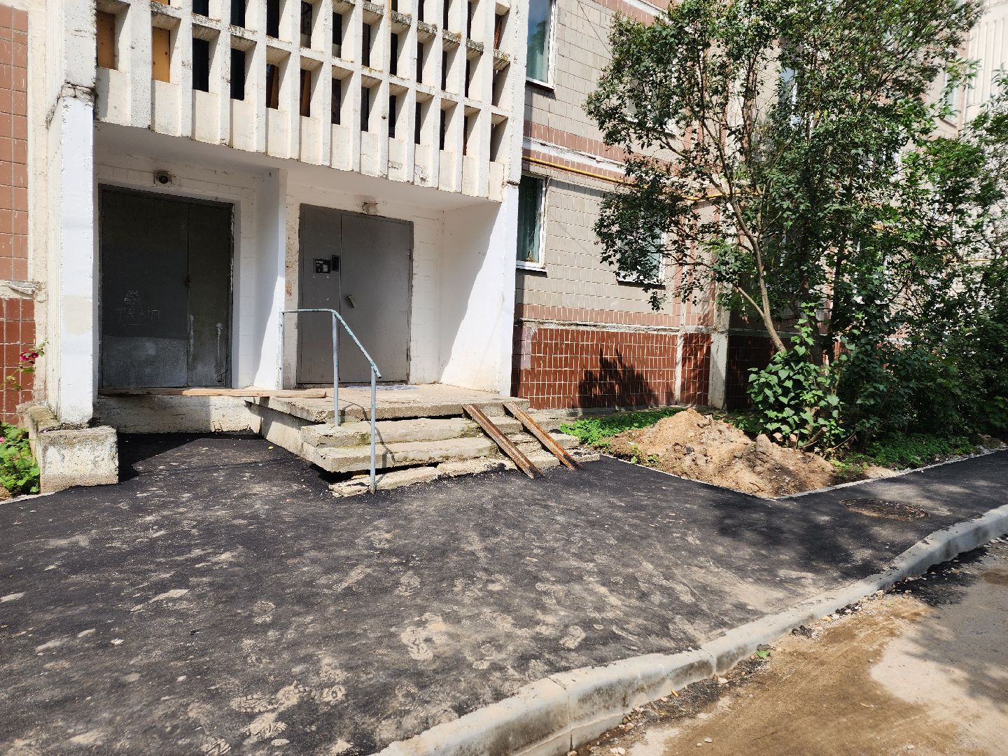 чехов, улица дружбы, комплексное благоустройство двора, пешеходные дорожки, тротуары, проезды, проходы, расширение парковок, новые автостоянки, подготовка оснований, бордюры, асфальтирование, озеленение, госпрограмма московской области, формирование комфортной городской среды,