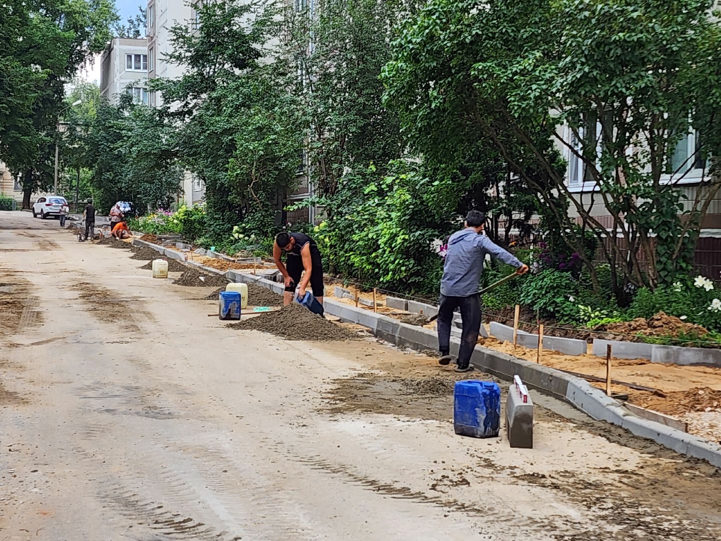 чехов, улица дружбы, комплексное благоустройство двора, пешеходные дорожки, тротуары, проезды, проходы, расширение парковок, новые автостоянки, подготовка оснований, бордюры, асфальтирование, озеленение, госпрограмма московской области, формирование комфортной городской среды,