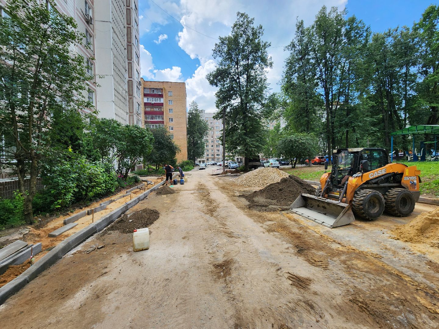 чехов, улица дружбы, комплексное благоустройство двора, пешеходные дорожки, тротуары, проезды, проходы, расширение парковок, новые автостоянки, подготовка оснований, бордюры, асфальтирование, озеленение, госпрограмма московской области, формирование комфортной городской среды,