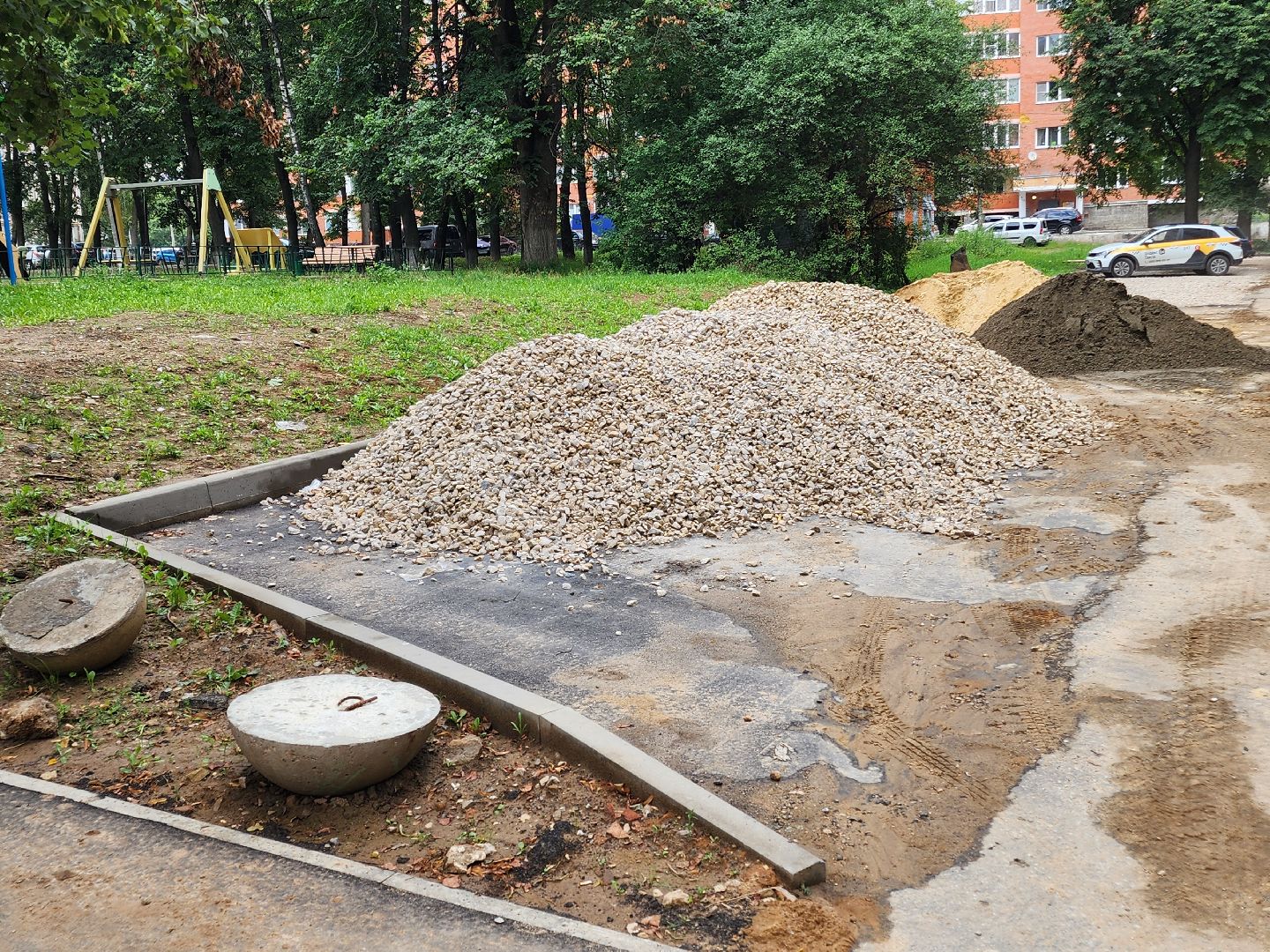 чехов, улица дружбы, комплексное благоустройство двора, пешеходные дорожки, тротуары, проезды, проходы, расширение парковок, новые автостоянки, подготовка оснований, бордюры, асфальтирование, озеленение, госпрограмма московской области, формирование комфортной городской среды,