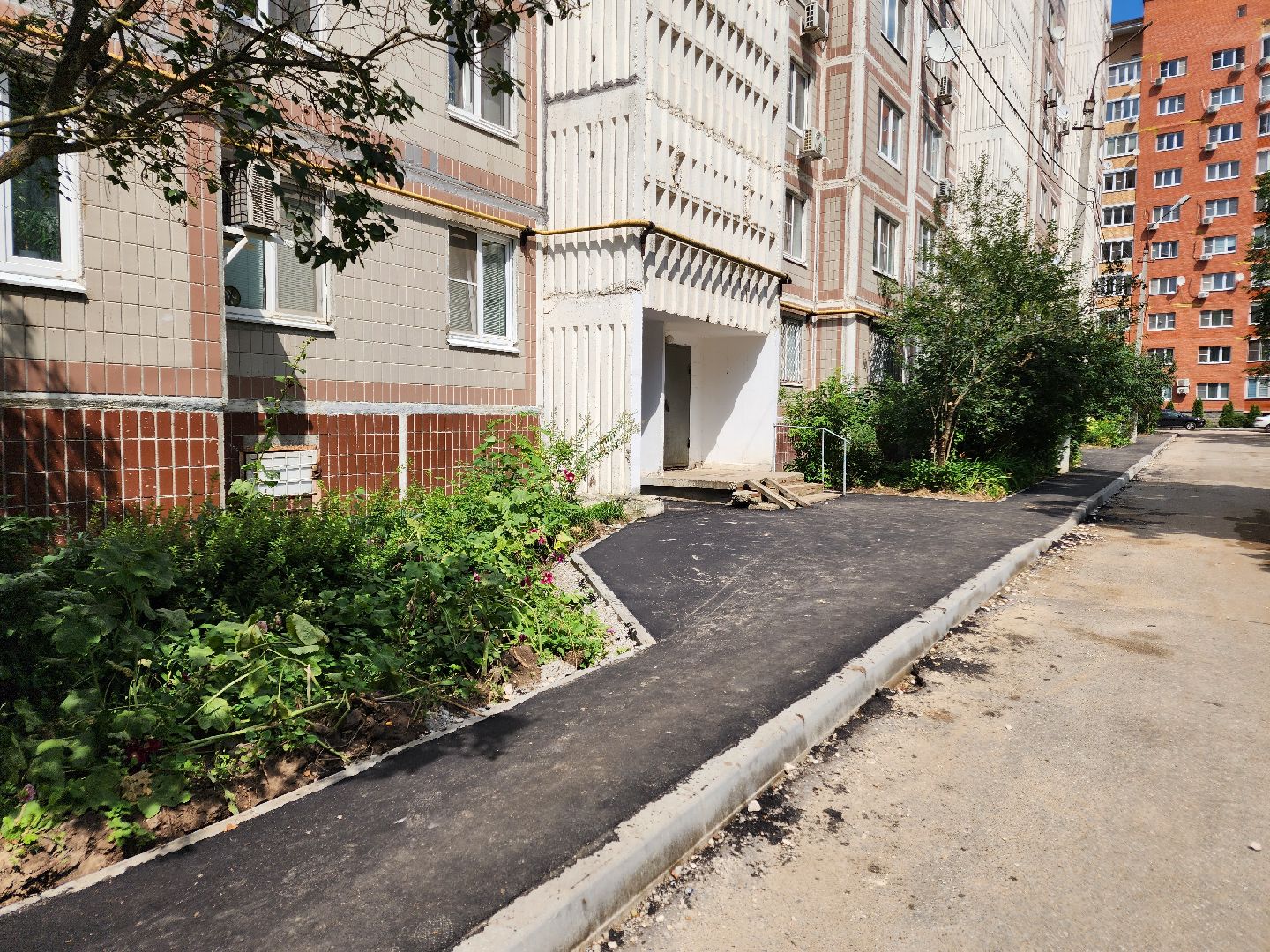 чехов, улица дружбы, комплексное благоустройство двора, пешеходные дорожки, тротуары, проезды, проходы, расширение парковок, новые автостоянки, подготовка оснований, бордюры, асфальтирование, озеленение, госпрограмма московской области, формирование комфортной городской среды,