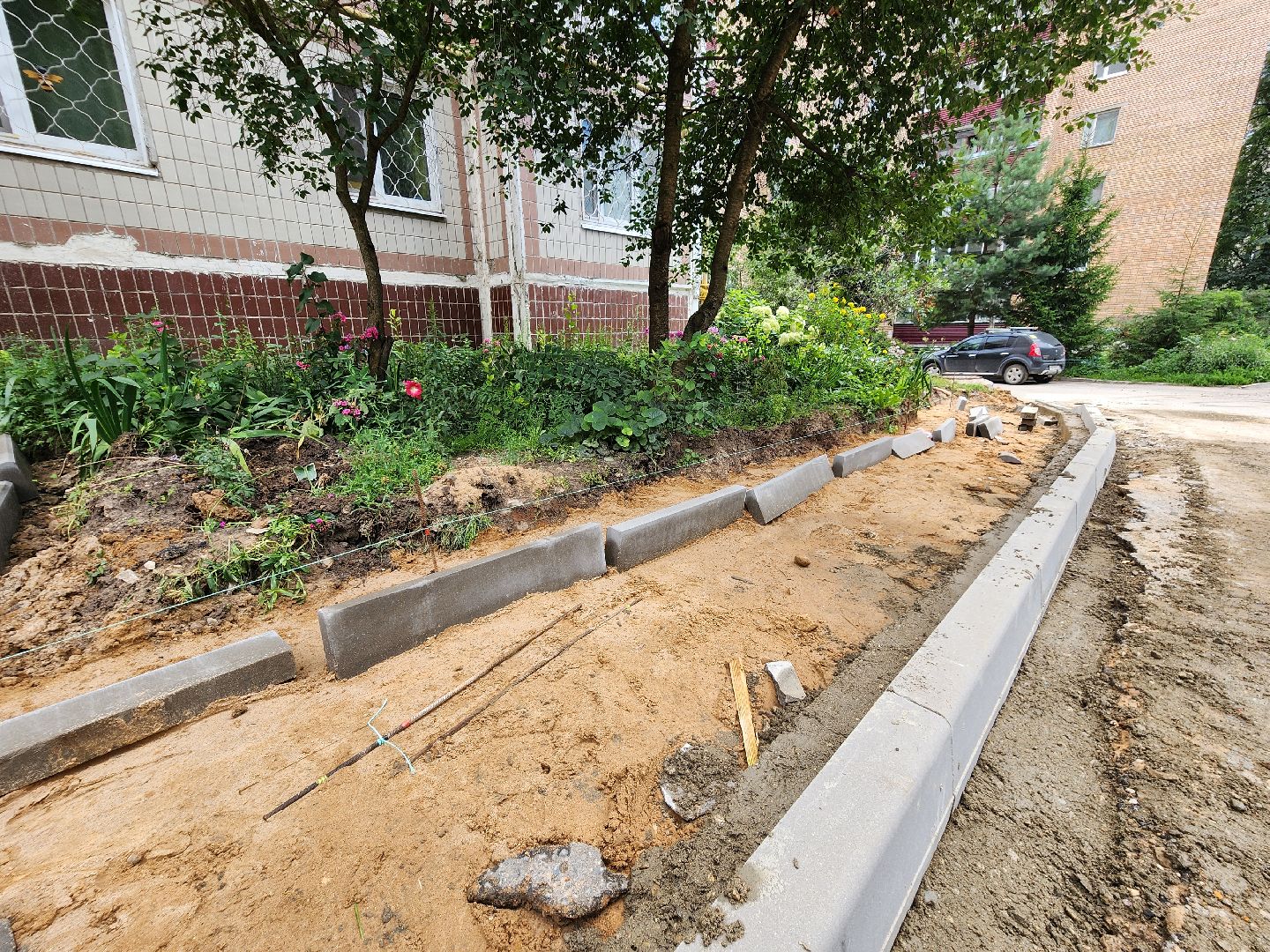 чехов, улица дружбы, комплексное благоустройство двора, пешеходные дорожки, тротуары, проезды, проходы, расширение парковок, новые автостоянки, подготовка оснований, бордюры, асфальтирование, озеленение, госпрограмма московской области, формирование комфортной городской среды,