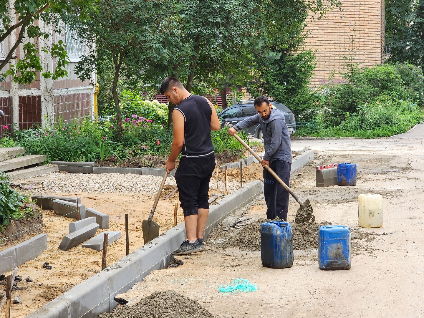 чехов, улица дружбы, комплексное благоустройство двора, пешеходные дорожки, тротуары, проезды, проходы, расширение парковок, новые автостоянки, подготовка оснований, бордюры, асфальтирование, озеленение, госпрограмма московской области, формирование комфортной городской среды,