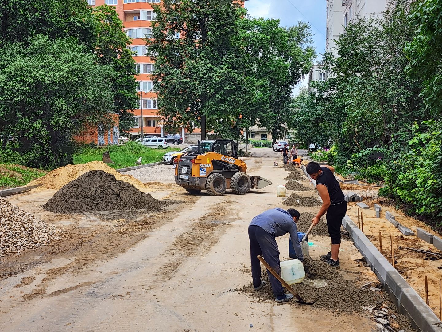 чехов, улица дружбы, комплексное благоустройство двора, пешеходные дорожки, тротуары, проезды, проходы, расширение парковок, новые автостоянки, подготовка оснований, бордюры, асфальтирование, озеленение, госпрограмма московской области, формирование комфортной городской среды,
