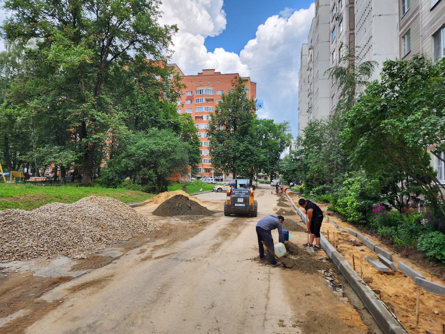 чехов, улица дружбы, комплексное благоустройство двора, пешеходные дорожки, тротуары, проезды, проходы, расширение парковок, новые автостоянки, подготовка оснований, бордюры, асфальтирование, озеленение, госпрограмма московской области, формирование комфортной городской среды,
