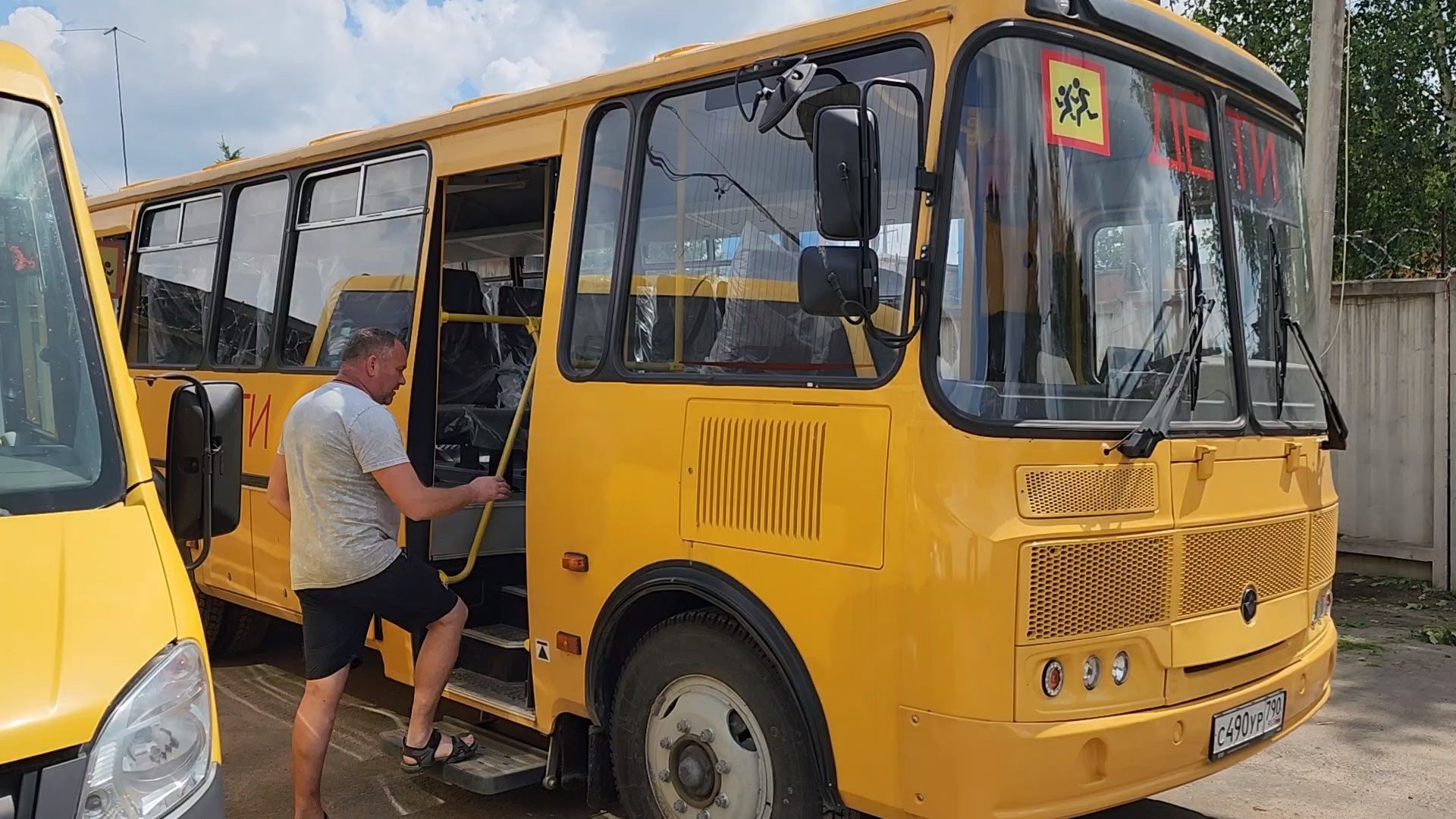 чехов, новые школьные автобусы, перевозка детей, хранение автобусов, техобслуживание, техосмотры, постановка транспорта на учет, компания автотранссервис-16, безопасность,  комфорт, подготовка к новому учебному году, правительство московской области, губернатор подмосковья,село новый быт, поселок любучаны,