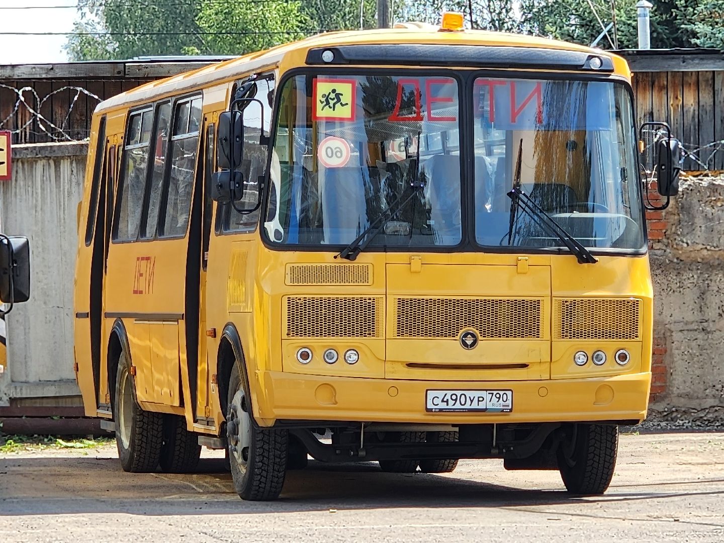 чехов, новые школьные автобусы, перевозка детей, хранение автобусов, техобслуживание, техосмотры, постановка транспорта на учет, компания автотранссервис-16, безопасность,  комфорт, подготовка к новому учебному году, правительство московской области, губернатор подмосковья,село новый быт, поселок любучаны,