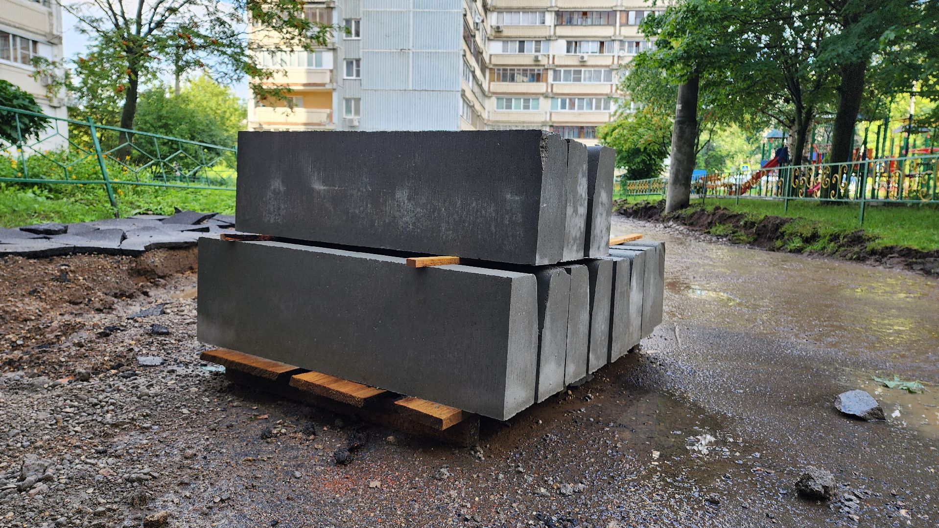 комплексное благоустройство двора, Лобня, Снятие асфальта ,  установка бордюров,