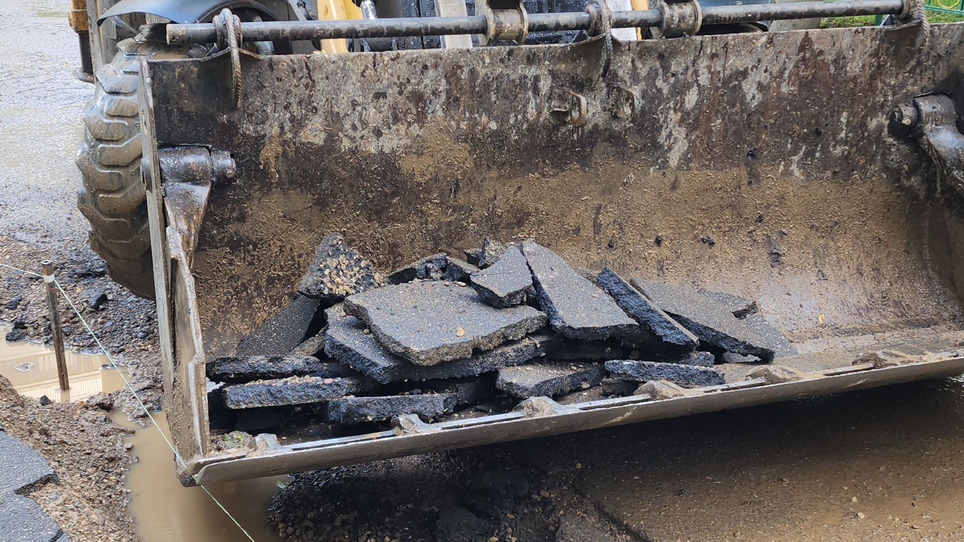 комплексное благоустройство двора, Лобня, Снятие асфальта ,  установка бордюров,