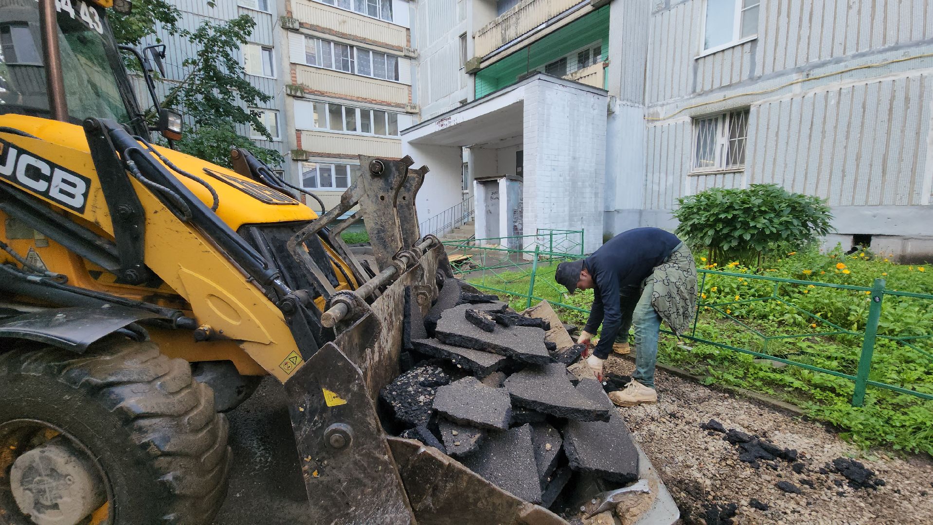 комплексное благоустройство двора, Лобня, Снятие асфальта ,  установка бордюров,