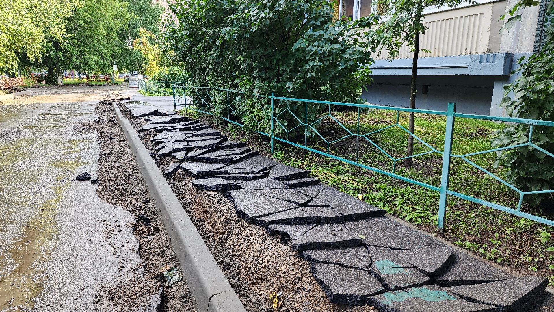 комплексное благоустройство двора, Лобня, Снятие асфальта ,  установка бордюров,