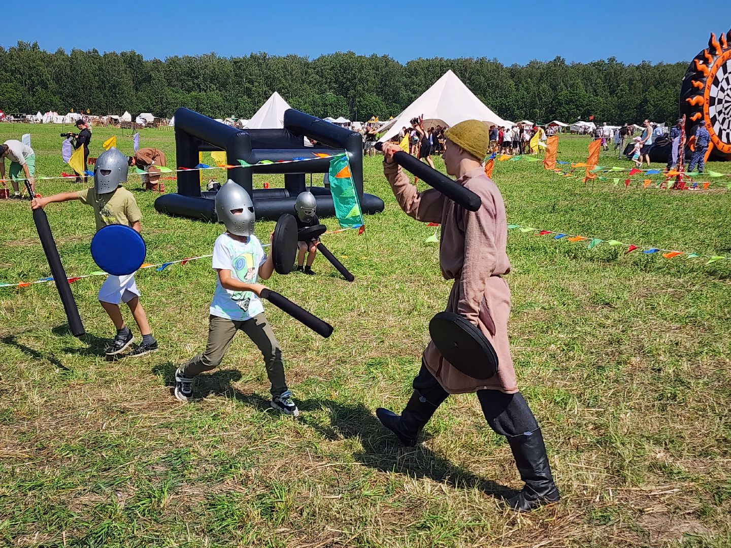 чехов, село молоди, фестиваль гуляй город, мастер классы, искусства и ремесла, исторический тир, народная кухня,народные игры, народные забавы, концерт, песни и танцы, фольклорные коллективы, аттракционы, надувные горки, карусели, батуты, торговые ряды, ярмарка, реконструкция молодинской битвы,квесты конкурсы викторины,