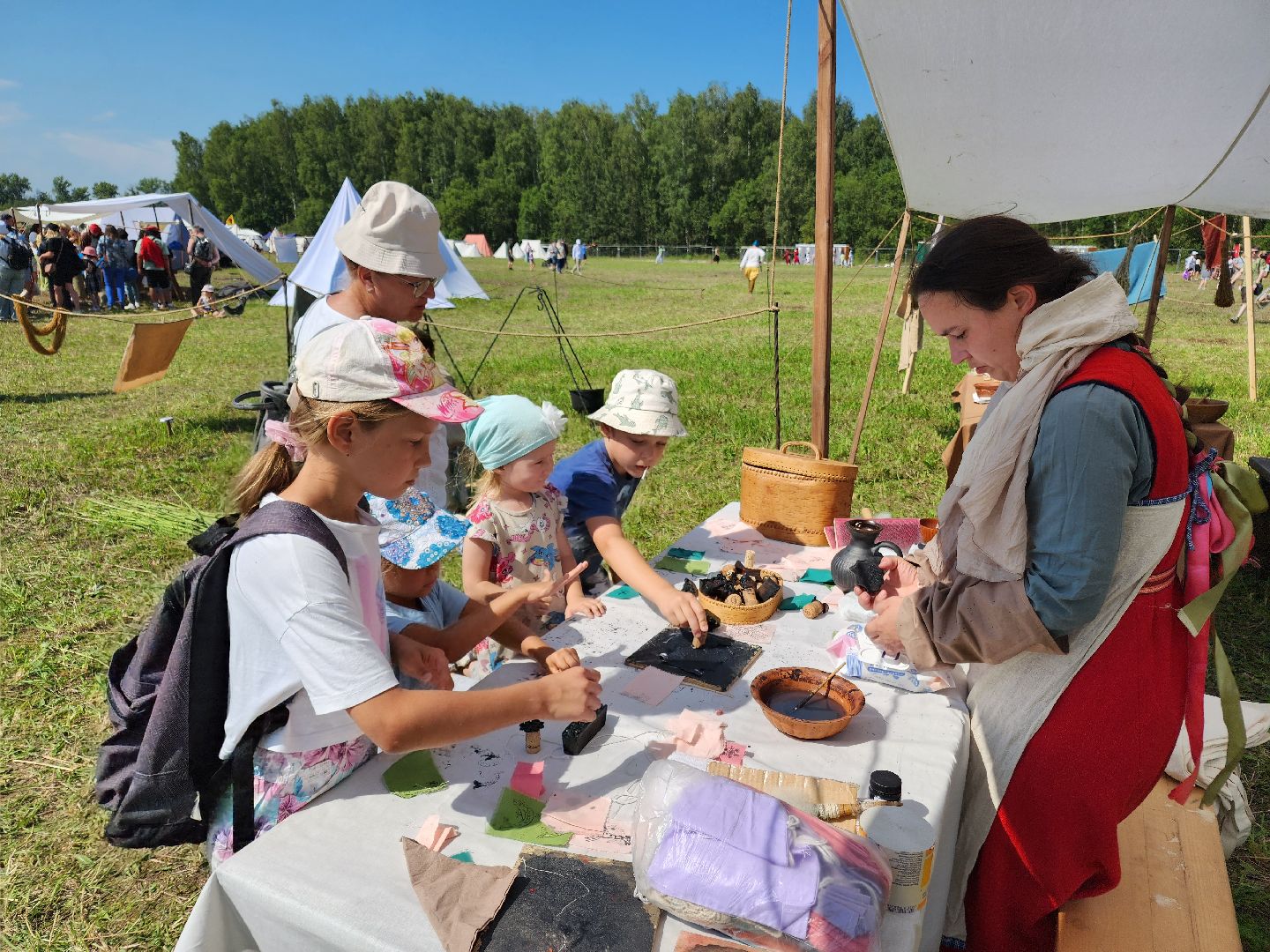 чехов, село молоди, фестиваль гуляй город, мастер классы, плетение, рисование, резьба по дереву, кузнечное дело, лепка из глины, валяние шерсти, народная кухня, стрельба из лука, исторический тир, поделки из глины и бересты, вышивание, народные игры и забавы, квесты и конкурсы,
